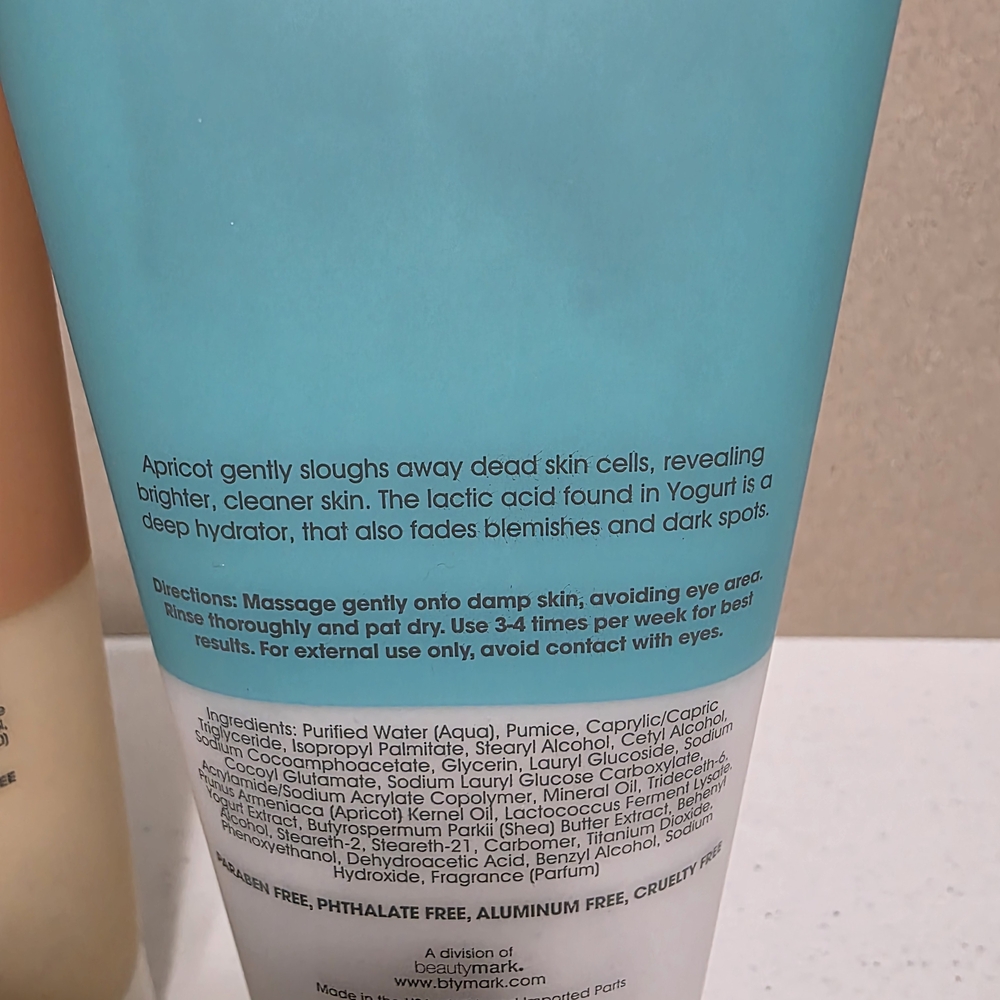 Exfoliating Facial Scrub - Turmeric & Coconut - Picture 3 of 3